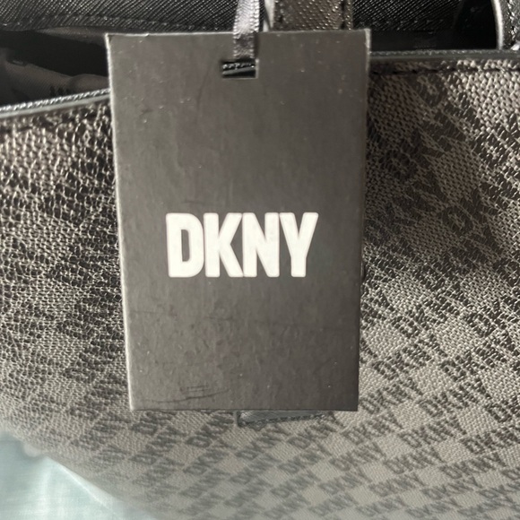 BNWT DKNY TOTE PURSE WITH WROST CLUTCH INSIDE - Picture 4 of 6